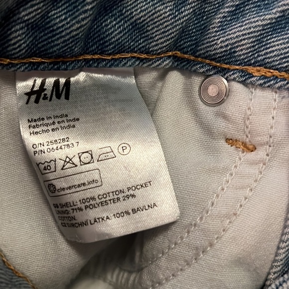 H&M Denim mini skirt. Medium wash. Size 6 - Picture 6 of 10